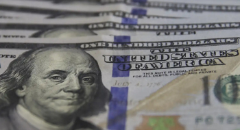 Dólar sobe e petróleo dispara com ataque militar ao Irã; entenda